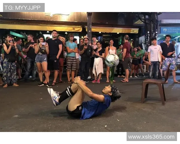 足球明星与路人亲密互动瞬间捕捉生活中的感动与欢乐